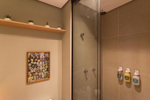 eine Dusche mit Glastür im Bad in der Unterkunft Studio aconchegante e decorado na Bela Vista in São Paulo