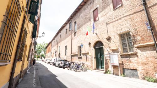 Une allée avec des vélos garés à côté d'un bâtiment en briques dans l'établissement Imola Residence - Self Check-in, à Imola