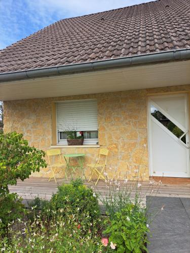 a house with a table and a window at Charmant logement avec parking gratuit sur place in Barr