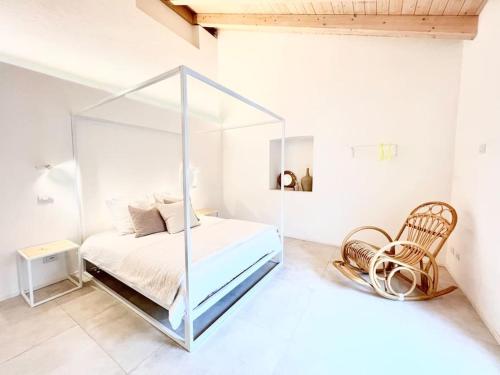 ein Glaszimmer mit einem Bett und einem Stuhl in der Unterkunft • Boutique Villa 26 • in Gambarogno in Gambarogno