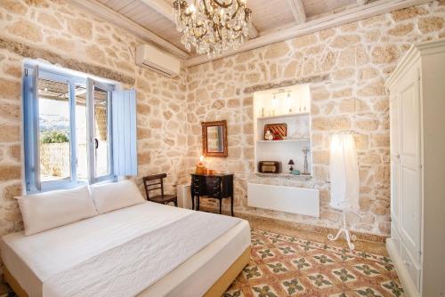 Postel nebo postele na pokoji v ubytování TERRA E SOLE spa suite Aegina