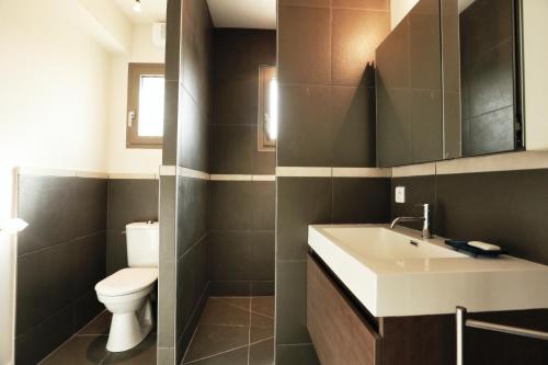 サン・レミ・ド・プロヴァンスにあるL'Olivierのバスルーム(白い洗面台、トイレ付)