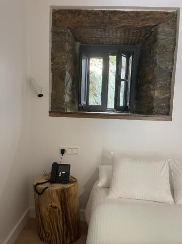 a bedroom with a bed and a mirror on the wall at Hotel Cadario 1925 in Tebongo