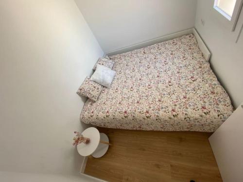 Tempat tidur dalam kamar di Apartamento en Vilanova, Ático