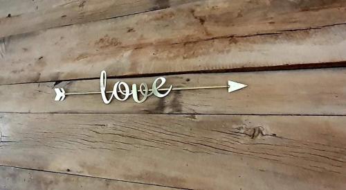 a sign with the word love and an arrow at Bulles d'un soir Gite SPA in Ruminghem