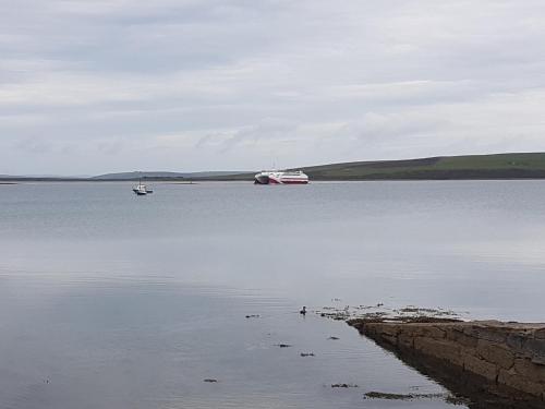 un barco en un gran cuerpo de agua en 1 Taits Flat, en Islas Orcadas