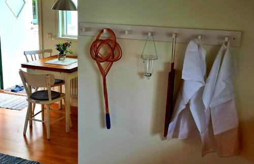 ein Zimmer mit einem Tisch und einer Wand mit einem Haufen Regenschirme in der Unterkunft Havsnärastugan in Öckerö