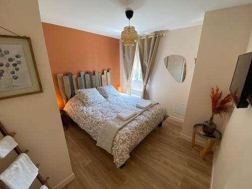 une chambre avec un lit et une fenêtre dans l'établissement Les rives de l’Indre. Parking gratuit. Lit 160CM, à Châteauroux