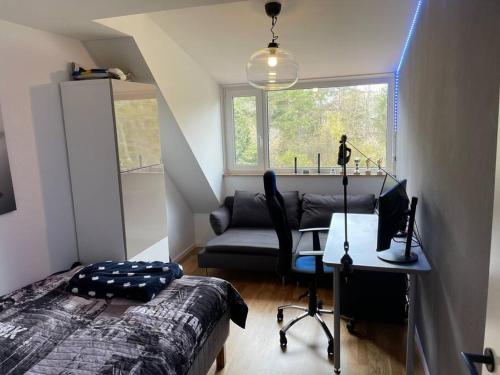 - une chambre avec un lit, un bureau et un canapé dans l'établissement Hus nära bad ,golf ,nöjen , gym och natur., à Askim