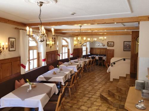 um restaurante com mesas e cadeiras num quarto em Hotel Restaurant Liesele Sonne em Sankt Leonhard im Pitztal