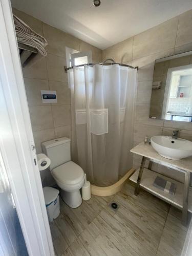 La salle de bains est pourvue de toilettes et d'un lavabo. dans l'établissement Sevoula studios, à Kefalos