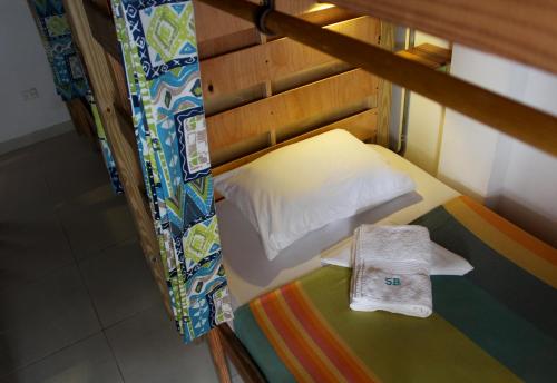 un letto a castello con un asciugamano sopra di Karibbik Haus Hostel a San Andrés