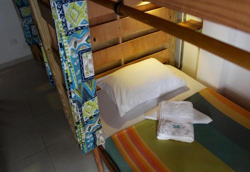 a bunk bed with a towel on top of it at Karibbik Haus Hostel in San Andrés