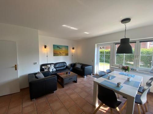 ein Wohnzimmer mit einem Sofa und einem Tisch in der Unterkunft Wulfen Auszeit & Meer Wulfen in Westfehmarn
