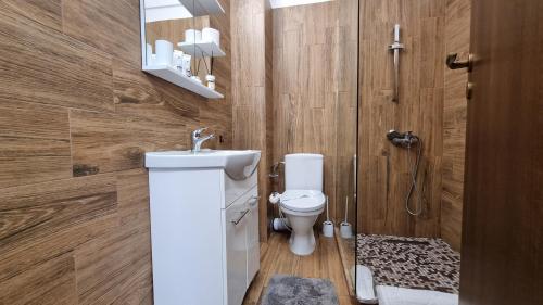 een badkamer met een toilet, een wastafel en een spiegel bij Ale's By The Sea in Mamaia Nord – Năvodari