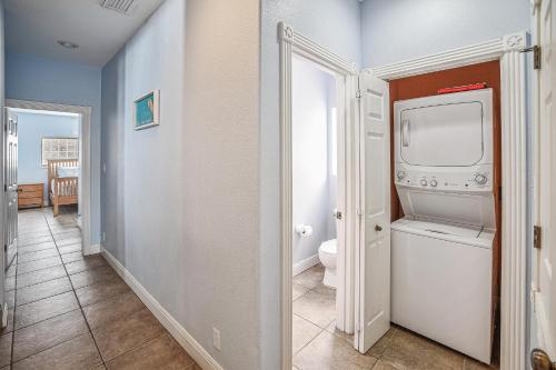 ein Bad mit WC und ein TV in einem Zimmer in der Unterkunft Villa Laguna! STEPS to the pool & lagoon views, with boardwalk to beach in Port Aransas