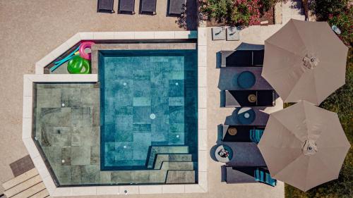 an overhead view of a swimming pool with two umbrellas at Luxury Villa Lipa Kate in Garica