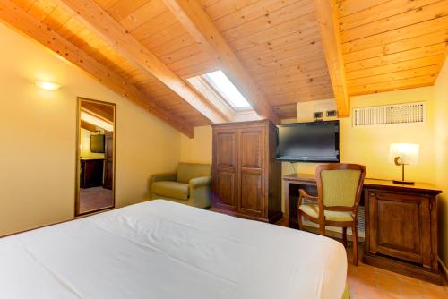 TV a/nebo společenská místnost v ubytování Oste del Castello Wellness & Bike Hotel