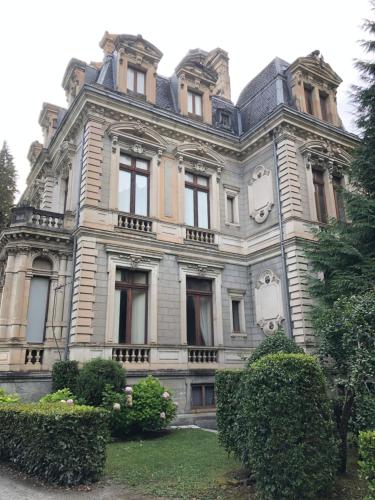 une vieille maison avec quelques fenêtres dans l'établissement VILLA LUISA, à Luchon