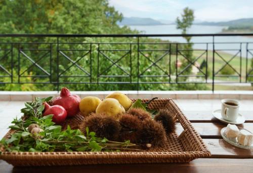 una cesta de frutas y hortalizas en una mesa en Vaios Villa LakeView, en Ágios Athanásios