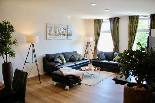 a living room with a couch and a table at 3,5 Zimmer Wohnung nahe Legoland in Neuburg an der Kammel