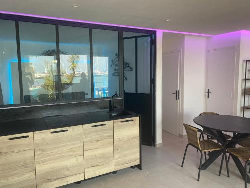 une salle à manger avec un grand aquarium et une table dans l'établissement MarinesAppartement, Le quai Tropézien marina, à Saint-Tropez