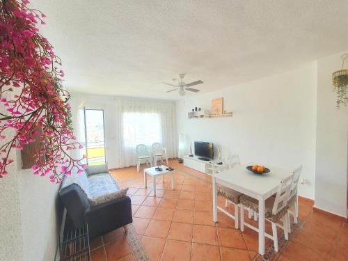 uma sala de estar com uma mesa branca e cadeiras em Apartamento en Calabardina - by Aloha Palma em Calabardina