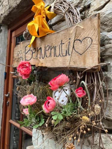 a wreath with roses and a sign that reads beautiful at B&B Ca' Mea room, wellness & food in Levata