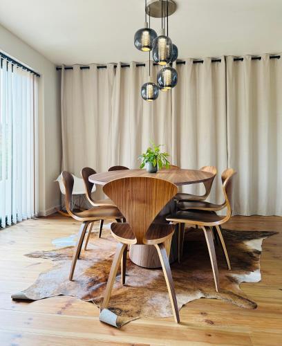 une salle à manger avec une table et des chaises en bois dans l'établissement Villa Ô Wood & Chic, à Cucq