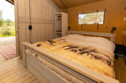 a bedroom with a bed in a cabin at FF uutbloazen in Heelweg