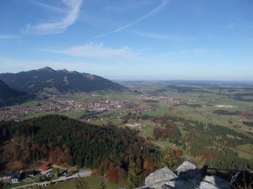 an aerial view of a town in the mountains at Ferienwohnung Morgenrot in Pfronten