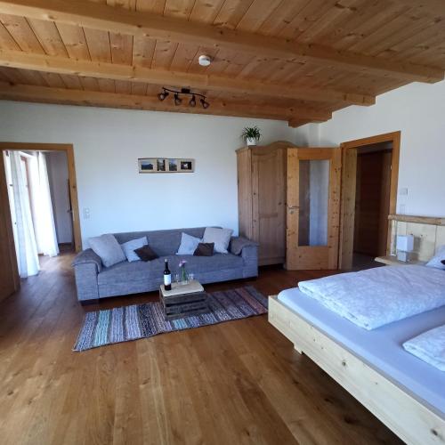 a living room with a couch and a bed at Ferienwohnung Morgenrot in Pfronten