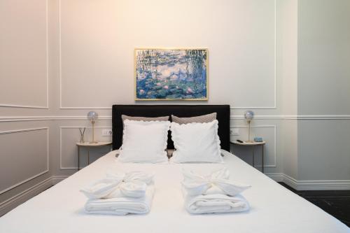 a bedroom with a bed with two towels on it at Le Parisien de COUP DE COEUR APPARTEMENTS in Valencia