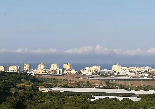 Una vista de una ciudad con el océano y edificios. en Villa Siva, en Torrox Costa