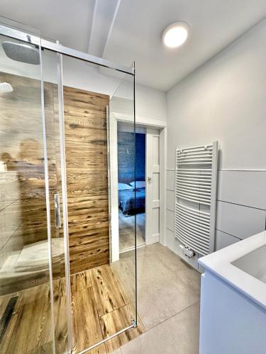 a bathroom with a shower with a glass door at Erholsame City-Erdgeschosswohnung mit Veranda und Parkplatz D46EG in Oldenburg