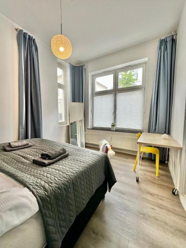 Una cama o camas en una habitación de Erholsame City-Erdgeschosswohnung mit Veranda, Grill und Parkplatz D46EG