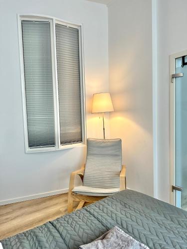 Una cama o camas en una habitación de Erholsame City-Erdgeschosswohnung mit Veranda, Grill und Parkplatz D46EG