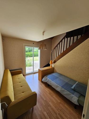 - une chambre avec des lits superposés et un canapé dans l'établissement Les Cèdres Landais, belle maison, à Notre-Dame-des-Landes