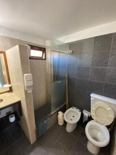 ein Badezimmer mit Toilette, Dusche und Waschbecken in der Unterkunft Complejo San Cristobal in Santa Clara del Mar