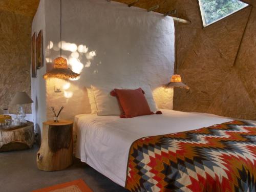 een slaapkamer met een bed en twee lampen aan de muur bij Páteo das Laranjeiras in Tomar