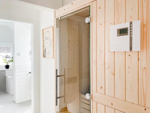 drewniane drzwi w łazience z prysznicem w obiekcie My Baltic Sea - Ferienwohnungen im Saltwater House w mieście Scharbeutz