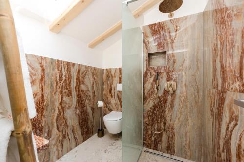 a bathroom with a shower and a toilet at Analma in Belej