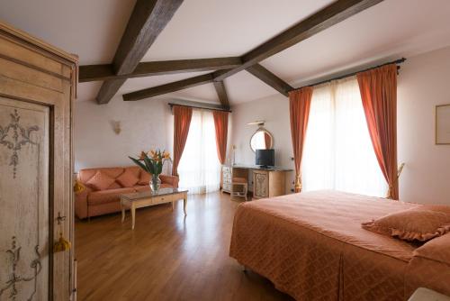 a bedroom with a bed and a couch at Hotel Belvedere in Forte dei Marmi