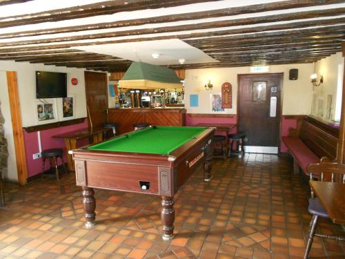 ein Pub mit einem Billardtisch in einem Zimmer in der Unterkunft The Glan Yr Afon Inn in Holywell