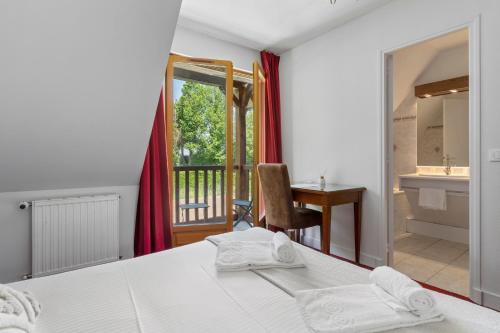 Katil atau katil-katil dalam bilik di Hôtel Le Romantica