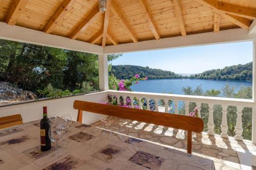 jadalnia ze stołem i widokiem na jezioro w obiekcie Panoramic Apartments Anić w mieście Blato
