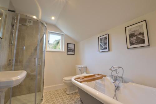 La salle de bains est pourvue d'une douche, d'un lavabo et de toilettes. dans l'établissement Achalic Farm House, à Lerags