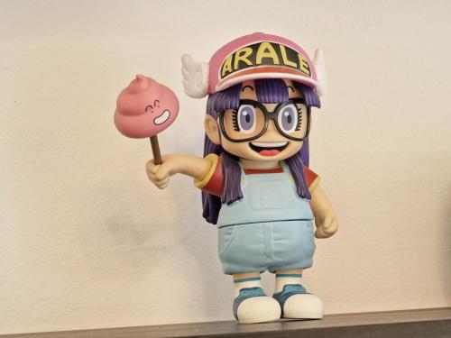 Une figurine d'une fille tenant un suceur de crème glacée rose dans l'établissement GregBnb - T2 35m2 - CLIM - PARKING INCLUS - Balcon - Appartement No2, à Toulon