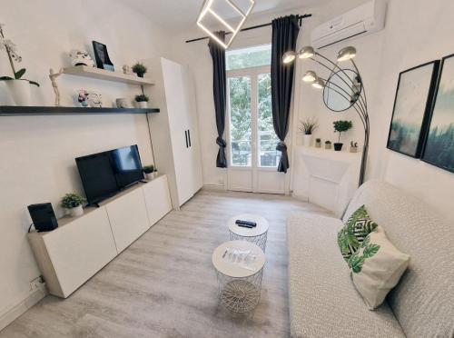un salon avec un canapé et une télévision dans l'établissement GregBnb - T2 35m2 - CLIM - PARKING INCLUS - Balcon - Appartement No2, à Toulon