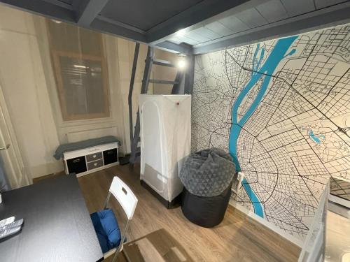 Zimmer mit einem Kühlschrank und einer Karte an der Wand in der Unterkunft MaNo Guesthouse Budapest in Budapest